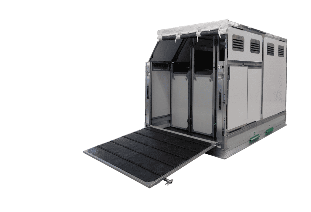 Luchttransport container met op maat gemaakte scharnieren voor optimale veiligheid en functionaliteit in de luchtvaartindustrie.